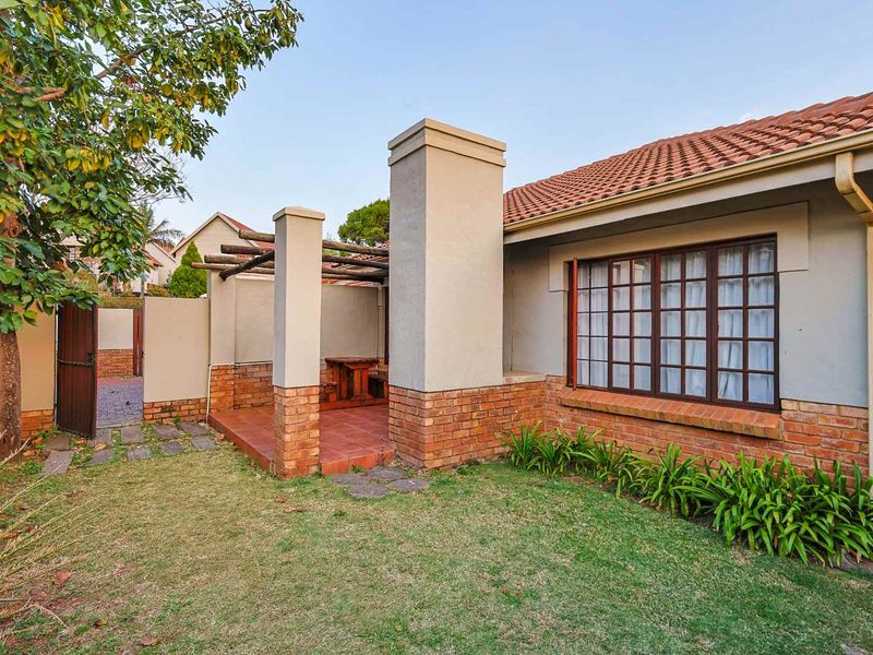 Charming 2 Bedroom Townhouse with Private Garden - Photo 3