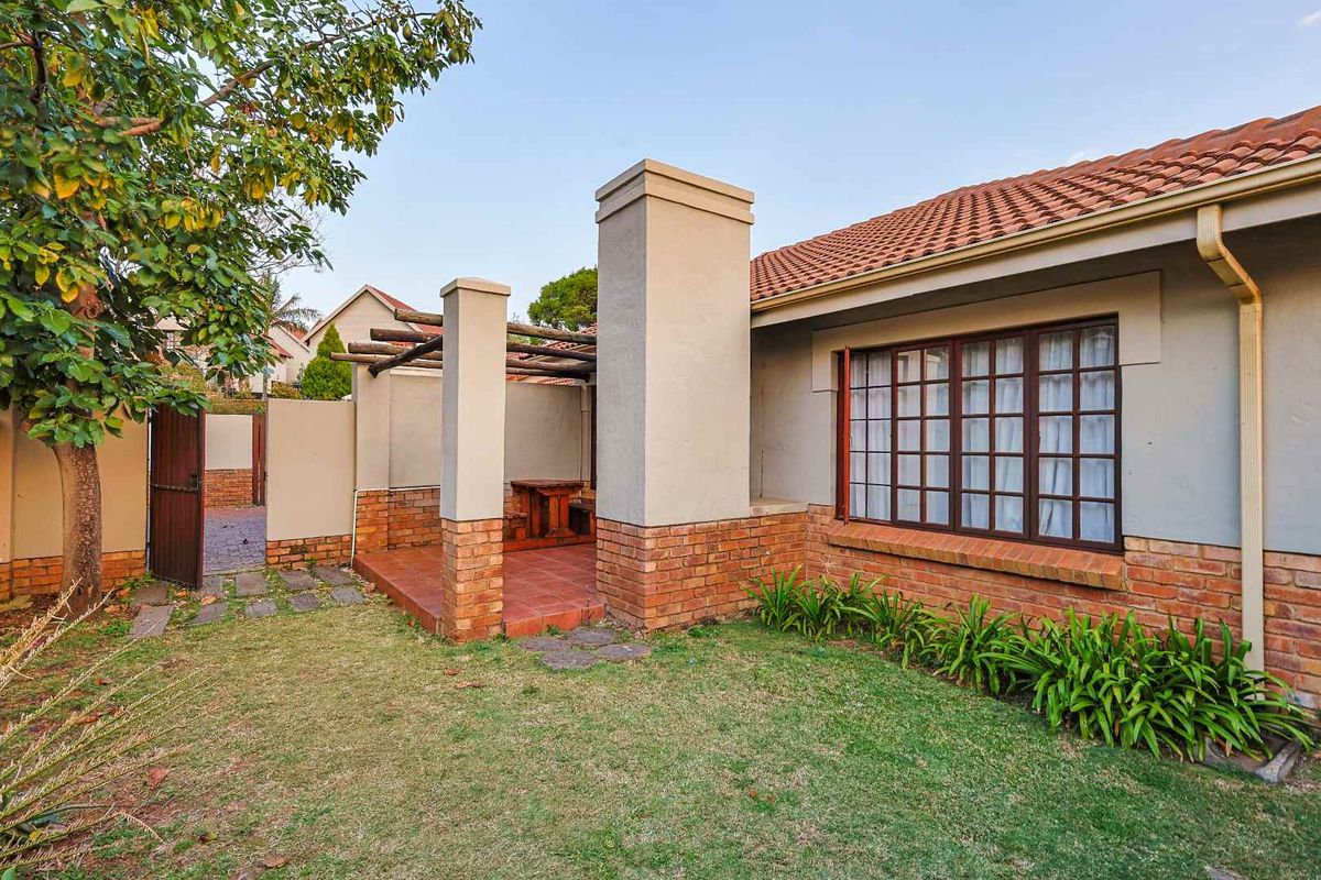 Charming 2 Bedroom Townhouse with Private Garden - Photo 3