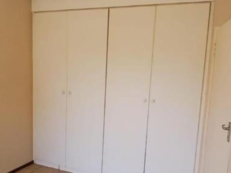Well Maintained 2 Bedroom Apartment - Photo 9