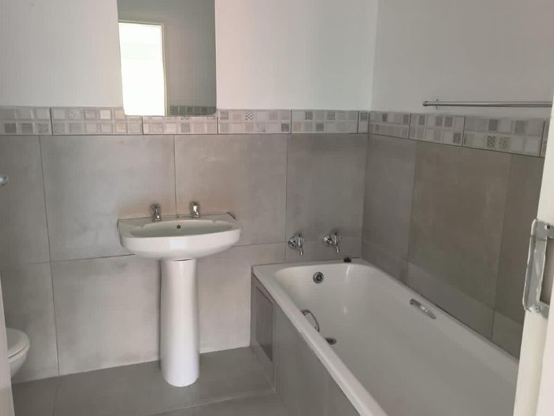 Centrally located modern apartment with designated parking - Photo 8