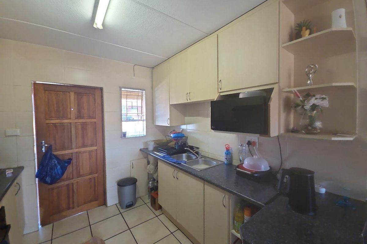 immaculate unit - Available 1 March - Photo 3