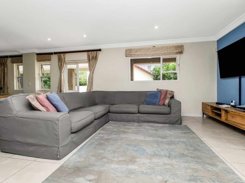 THE PERFECT FAMILY AND ENTERTAINERS HOME IN A SECURE LIFESTYLE ESTATE - Photo 5