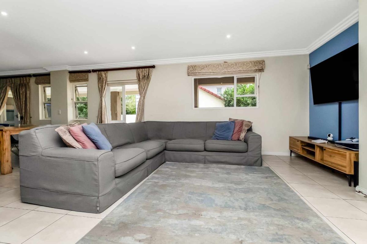 THE PERFECT FAMILY AND ENTERTAINERS HOME IN A SECURE LIFESTYLE ESTATE - Photo 5