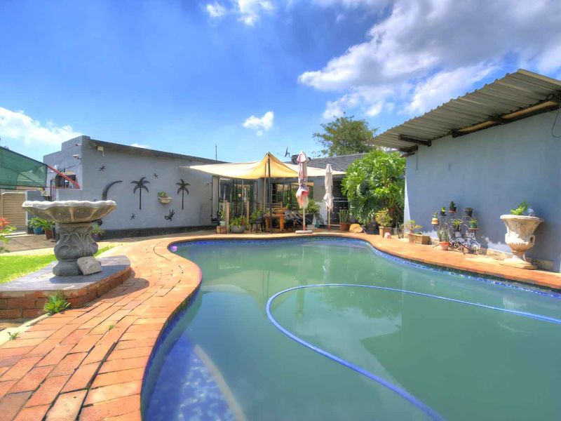 4 bed home plus 2 cottages - Photo 2