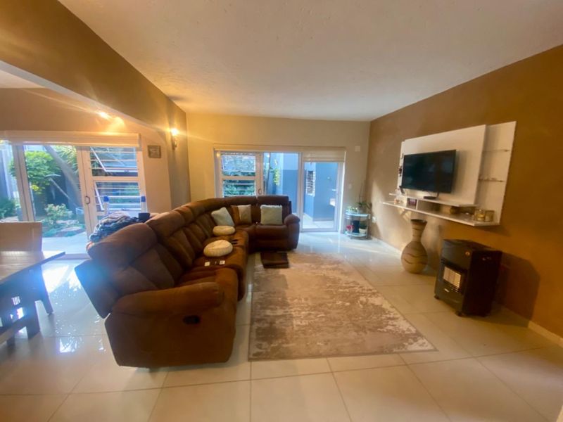 Elegant Ground-Floor Unit with Private Garden in Sought-After Complex - Photo 3