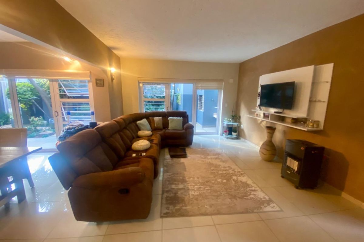 Elegant Ground-Floor Unit with Private Garden in Sought-After Complex - Photo 3