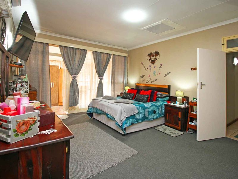 Spacious 3-Bedroom Family Home with Flatlet, Solar and many more - Photo 3