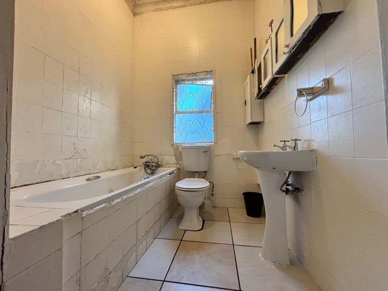 Spacious 3-Bedroom Home with a flatlet for investment - Photo 9