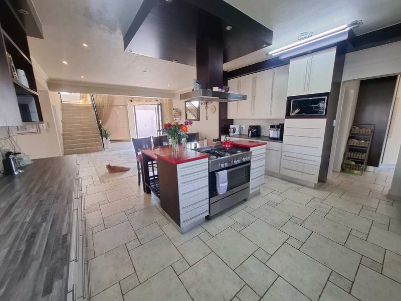 Exceptional home with breathtaking views - Photo 8