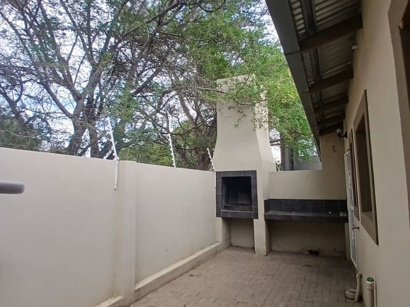 2 Bedroom situated close to shops, schools, offices and Unam - Photo 9