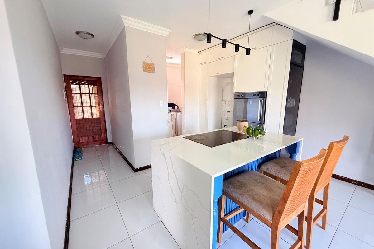 Discover Elegance: Your Dream Home Awaits! - Photo 3