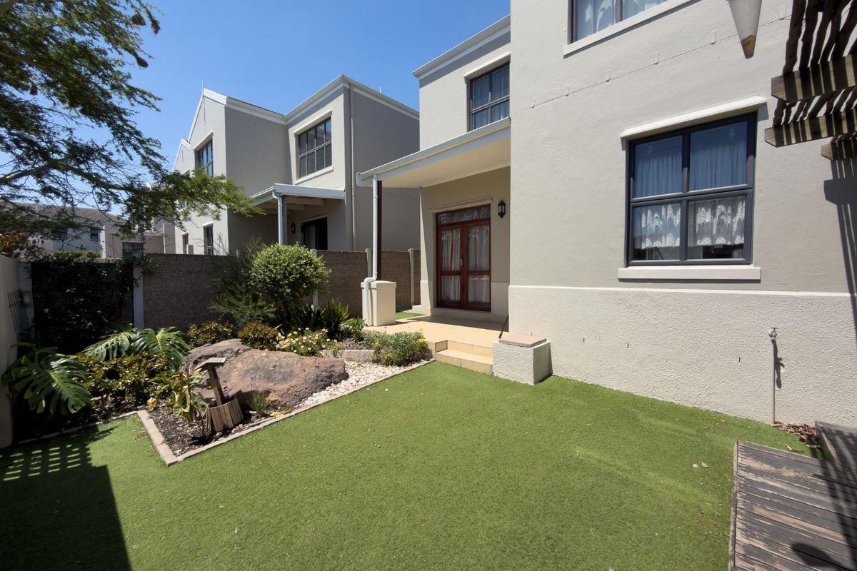 3 Bedroom Duplex with Views - Photo 2