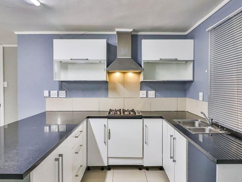 LESS IS MORE - Photo 3