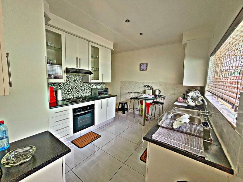 Marvelous 2 Bedroom unit - Photo 3