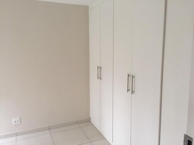 UNFURNISHED GARDEN APARTMENT - Photo 4
