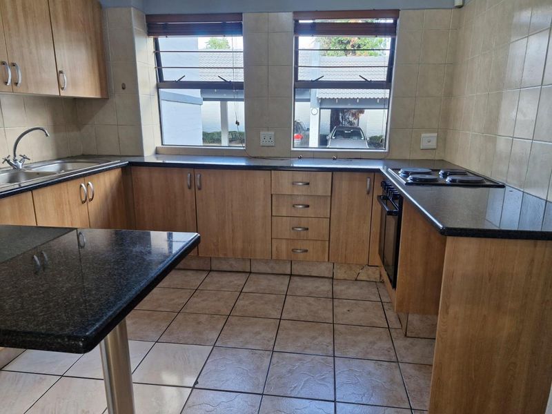 Two Bedroom Apartment in secure complex - Photo 4