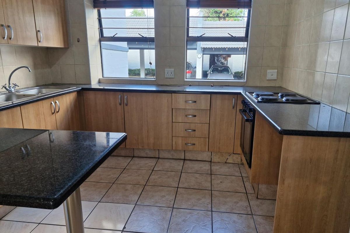 Two Bedroom Apartment in secure complex - Photo 4