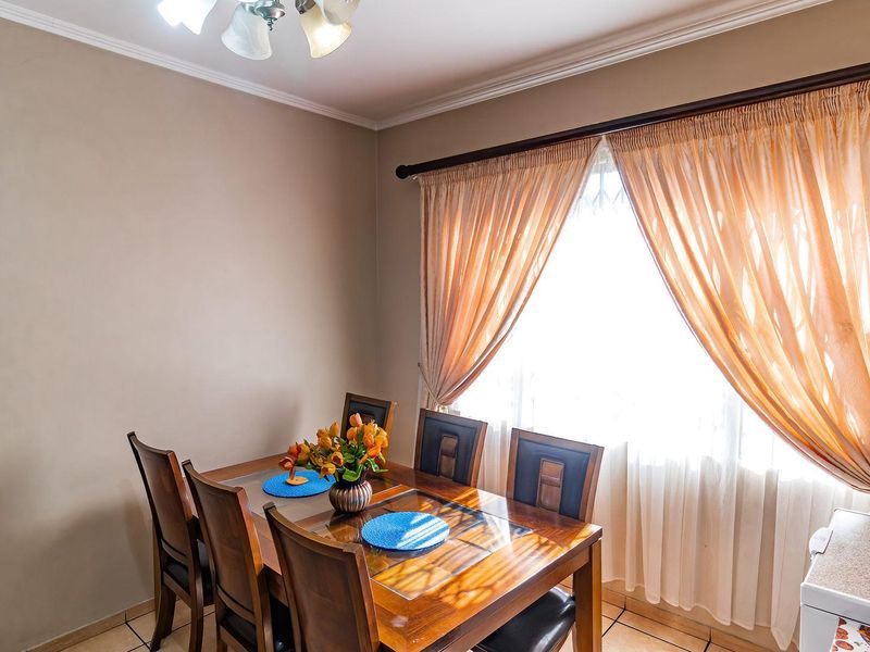 Stunning House In Rooihuiskraal Ext 22 - Photo 10