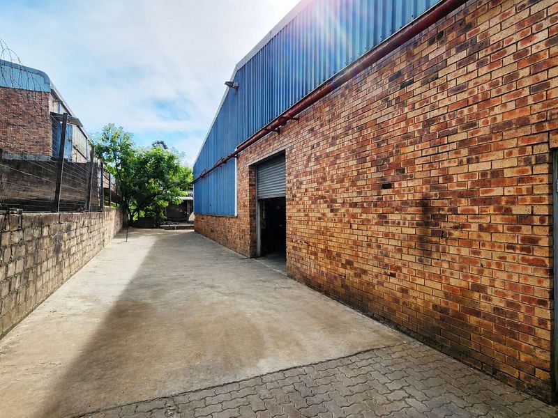 940m2 Prime Factory with Yard & Superlink Access | Westmead - Photo 8