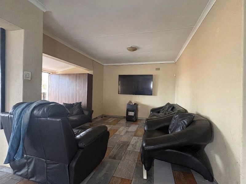 3 bedroom, 2 bathroom house with 2 Flatlets - Photo 5