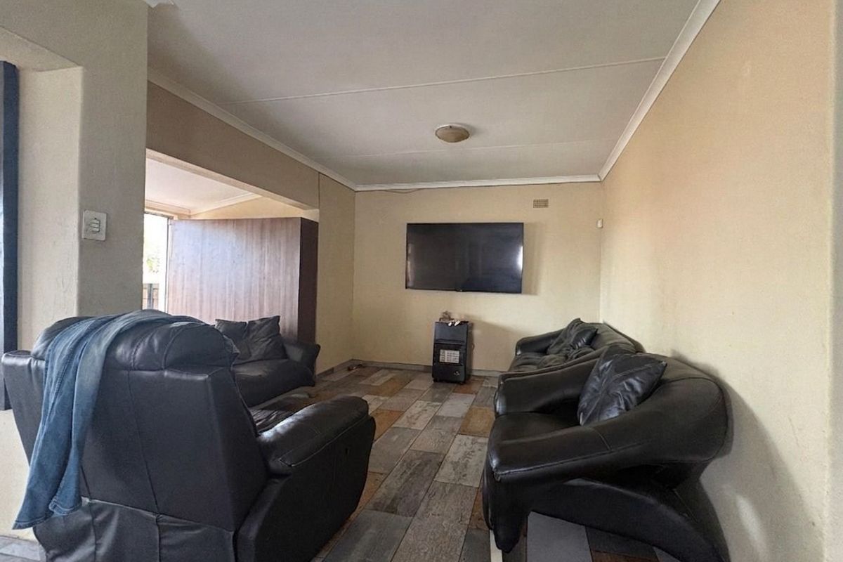 3 bedroom, 2 bathroom house with 2 Flatlets - Photo 5