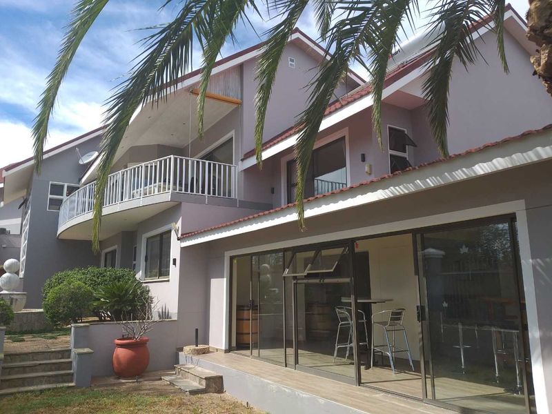 A Stately Home with Breathtaking Views - Photo 5