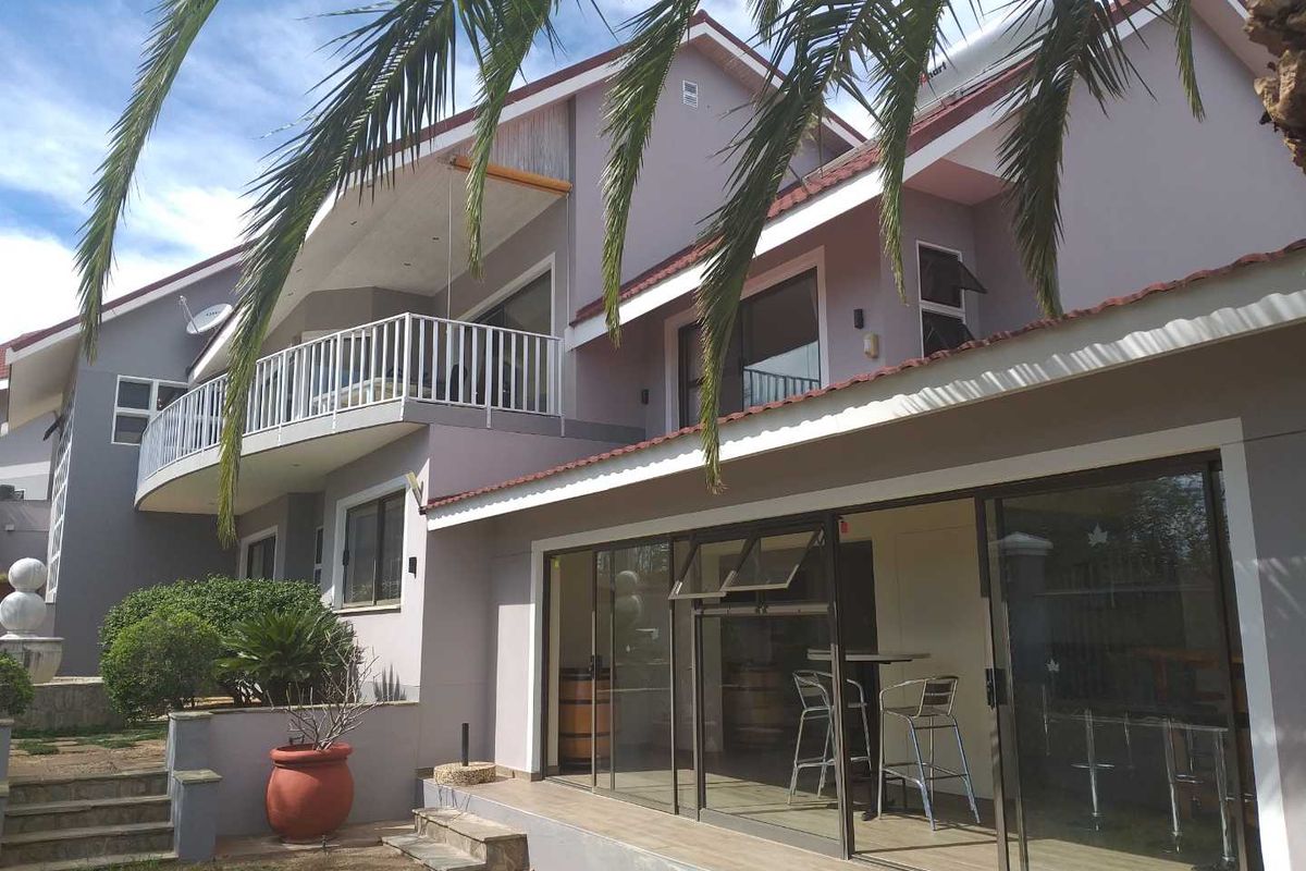 A Stately Home with Breathtaking Views - Photo 5