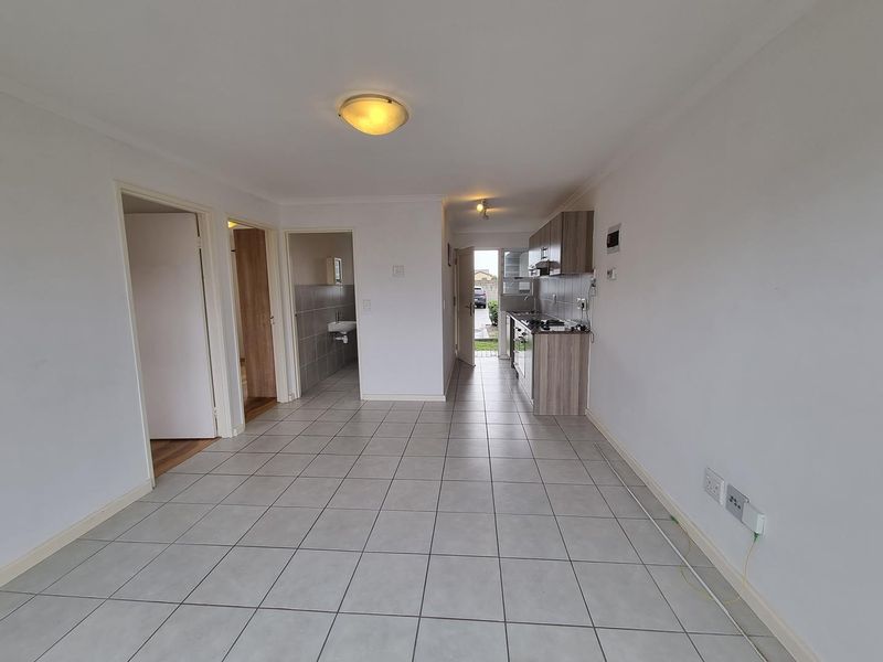 Unfurnished Two Bedroom Ground Floor Apartment To Rent in Muizenberg - Photo 9