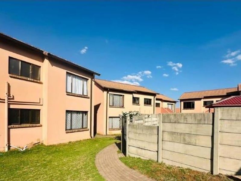 2 Bedroom Townhouse for Sale in Mondeor Johannesburg South - Photo 4