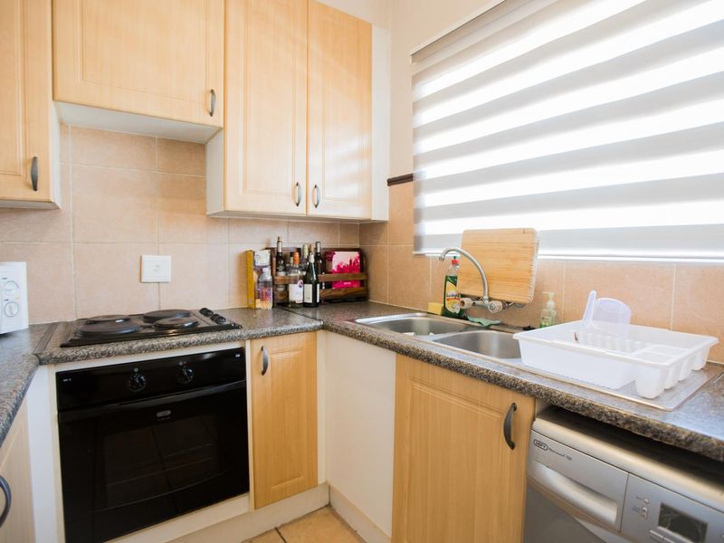 2 Bedroom Townhouse with Balcony - Photo 8