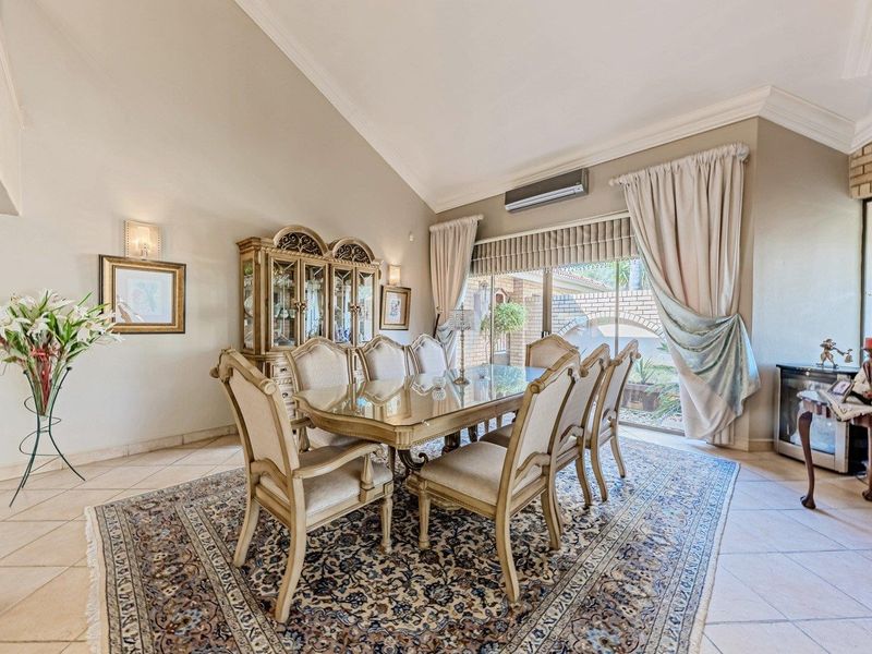 Luxury Family Estate with Flatlet, Borehole & Solar Power in Featherbrooke Estate - Photo 10