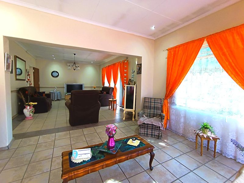 Immaculate Family Home with Spacious Living & Entertainer’s Delight - Photo 3