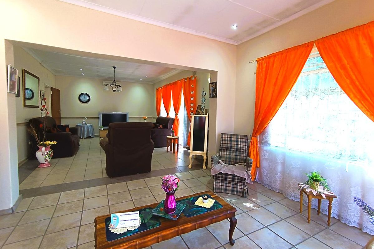 Immaculate Family Home with Spacious Living & Entertainer’s Delight - Photo 3