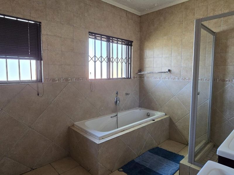 4 Bedroom House for Sale in Rooihuiskraal North - Photo 8