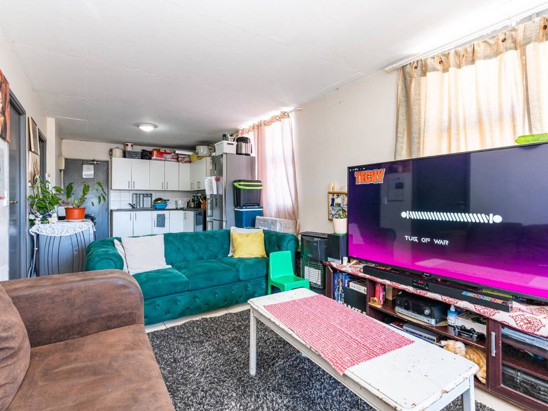 Two Bedroom Top Floor Apartment with Mountain Views - Photo 2