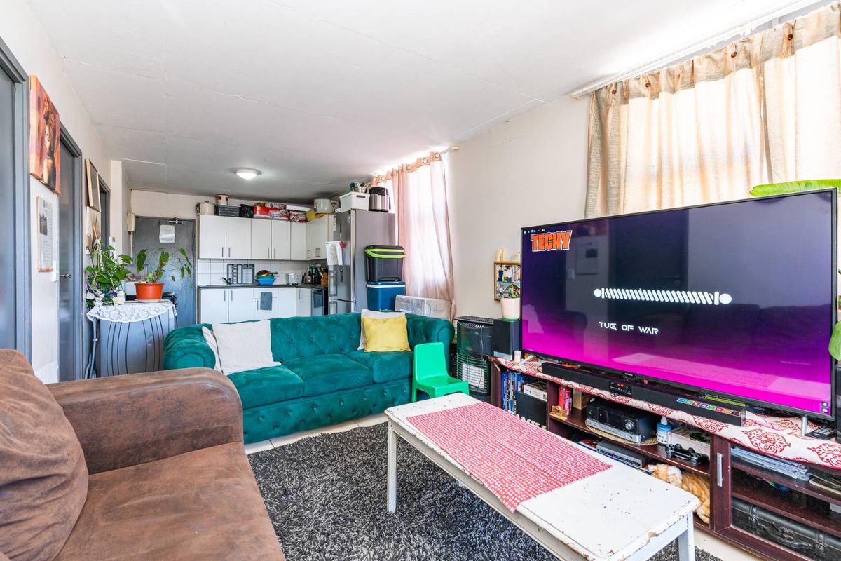 Two Bedroom Top Floor Apartment with Mountain Views - Photo 2