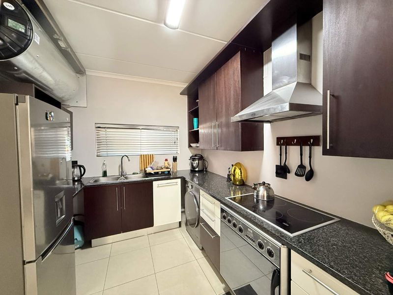 Modern 2-Bedroom Apartment in Atholl - Photo 3