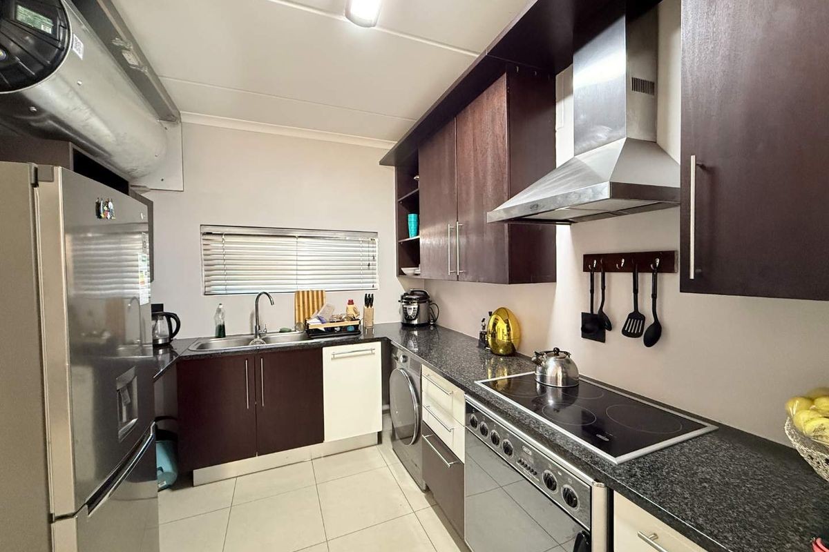 Modern 2-Bedroom Apartment in Atholl - Photo 3