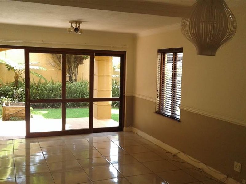 UNFURNISHED ONE BEDROOM GARDEN - Photo 8