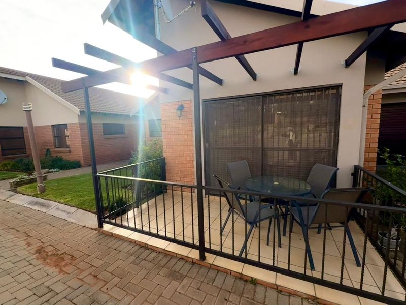 Peaceful Retirement Living in a Secure Lifestyle Village - Photo 3