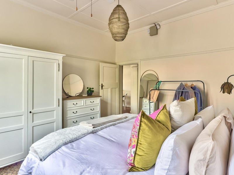 Beautiful Spacious and Character 2 Bedroom Furnished Apartment for Rent Long term. - Photo 10