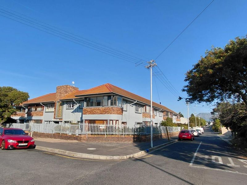 Spacious 3 bedroom Apartment with Garage - Photo 2