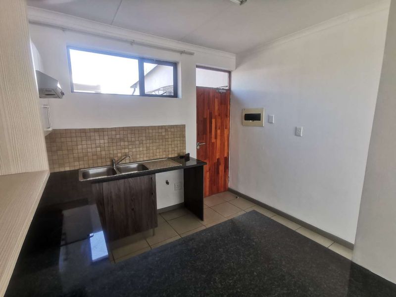 Stunning 2 bed, 2 bath apartment in Elardus Park - Photo 2