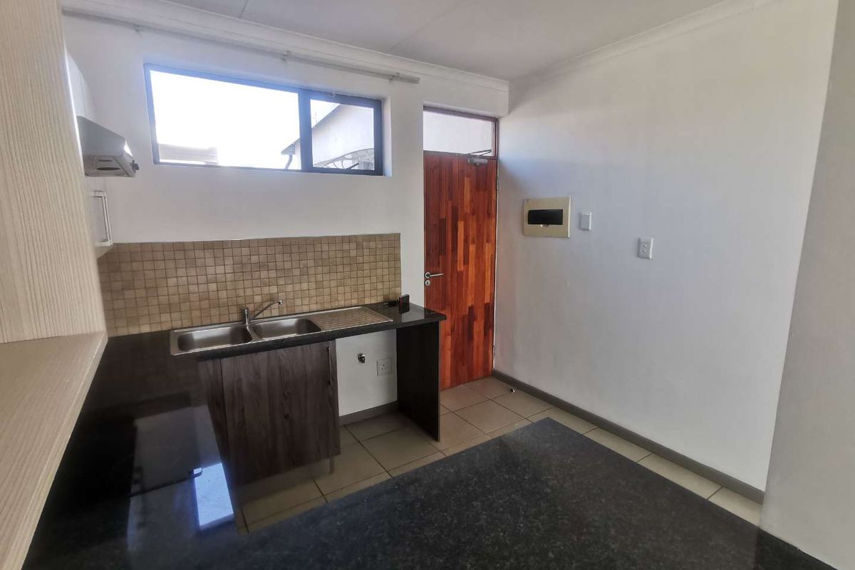 Stunning 2 bed, 2 bath apartment in Elardus Park - Photo 2