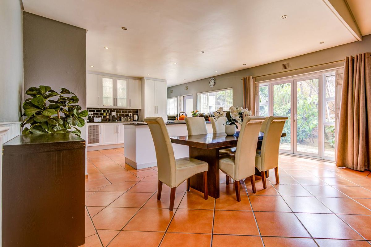 Hidden gem in a perfect location - Photo 5