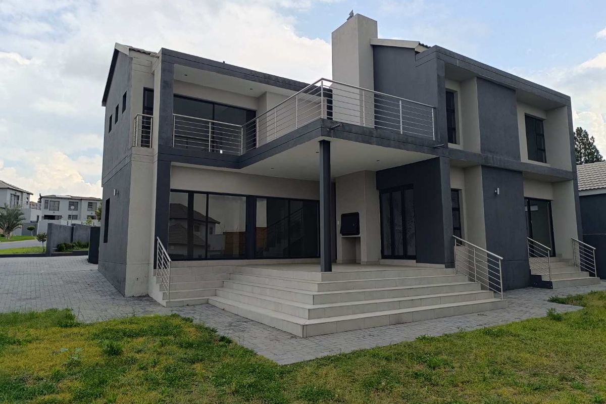 THATCHFIELD SECURITY ESTATE - 5 BEDROOMS - 4.5 BATHROOMS - Photo 2