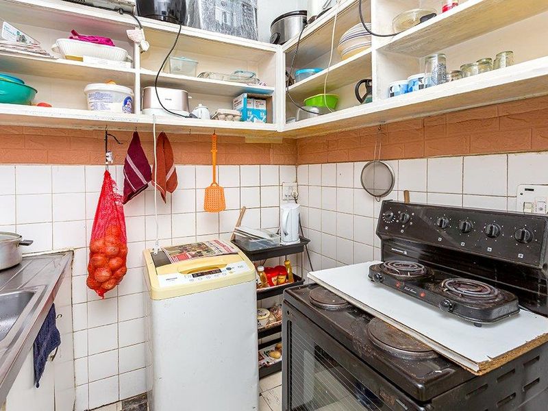 Spacious Two Bedroom Apartment - Photo 9