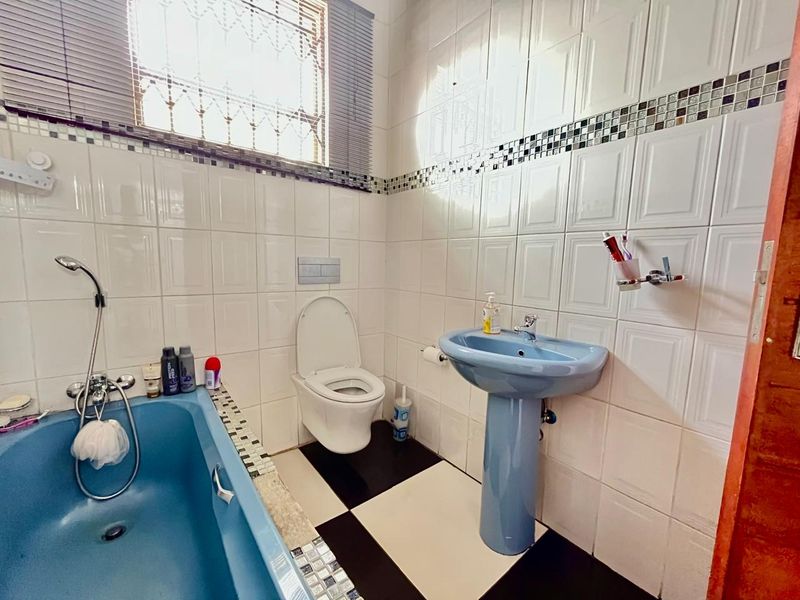 STUNNING FAMILY HOME WITH FLATLET - Photo 9