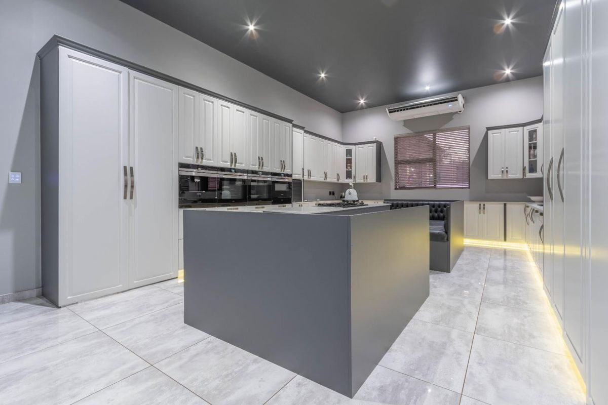 Residence for Sale with Spectacular Wetland Views!!! - Photo 3