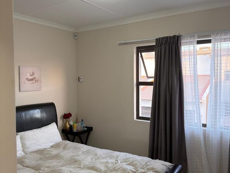 Modern Living: 2-Bed Townhouse with Private Courtyard - Photo 2